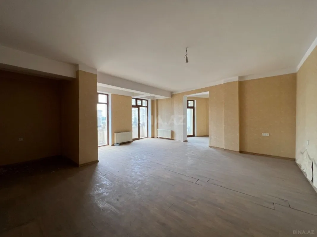Satılır 7 otaqlı mənzil 275 m²