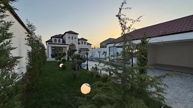 Satılır 5 otaqlı həyət evi 240 m²