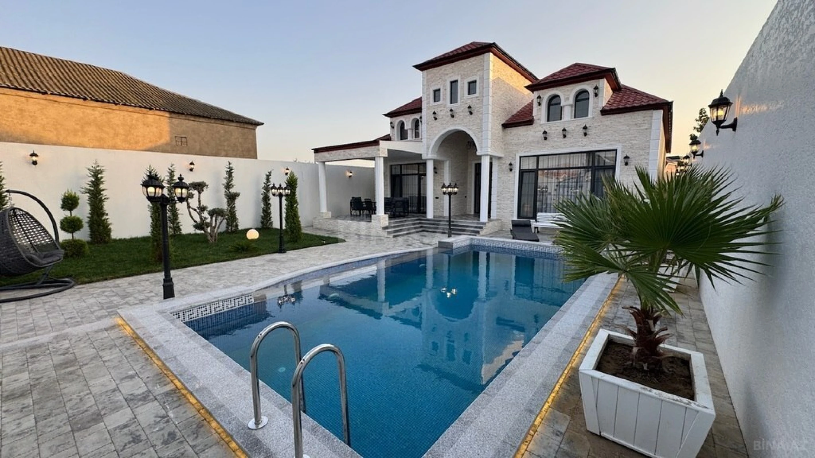 Satılır 5 otaqlı həyət evi 240 m²