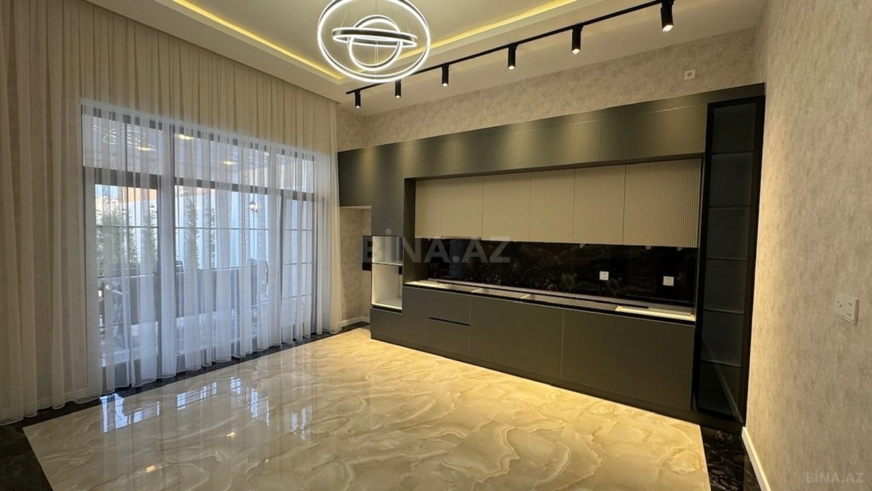 Satılır 5 otaqlı həyət evi 240 m²