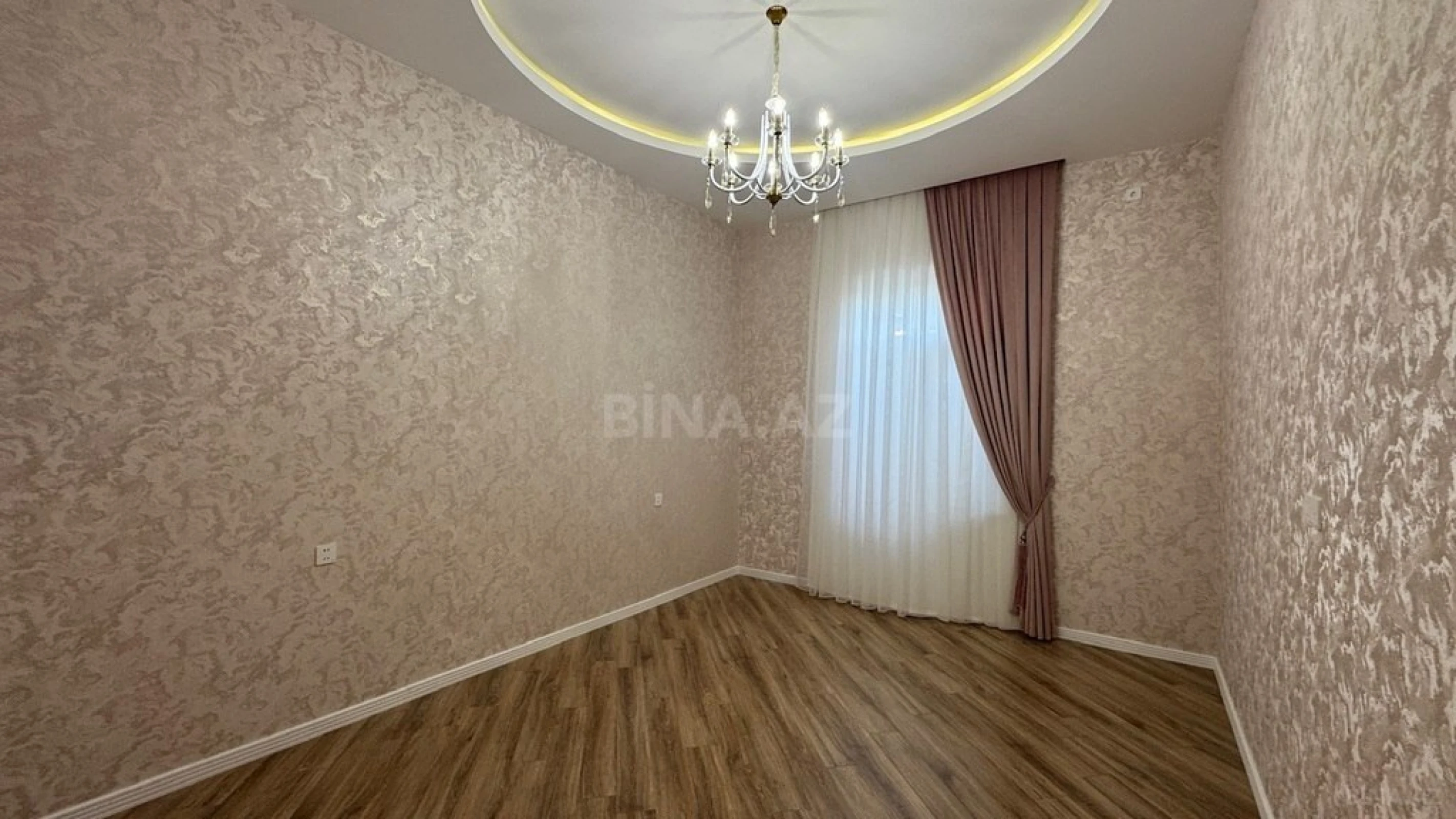 Satılır 5 otaqlı həyət evi 240 m²