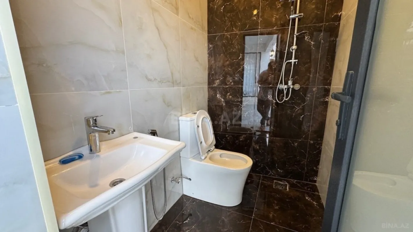 Satılır 5 otaqlı həyət evi 240 m²