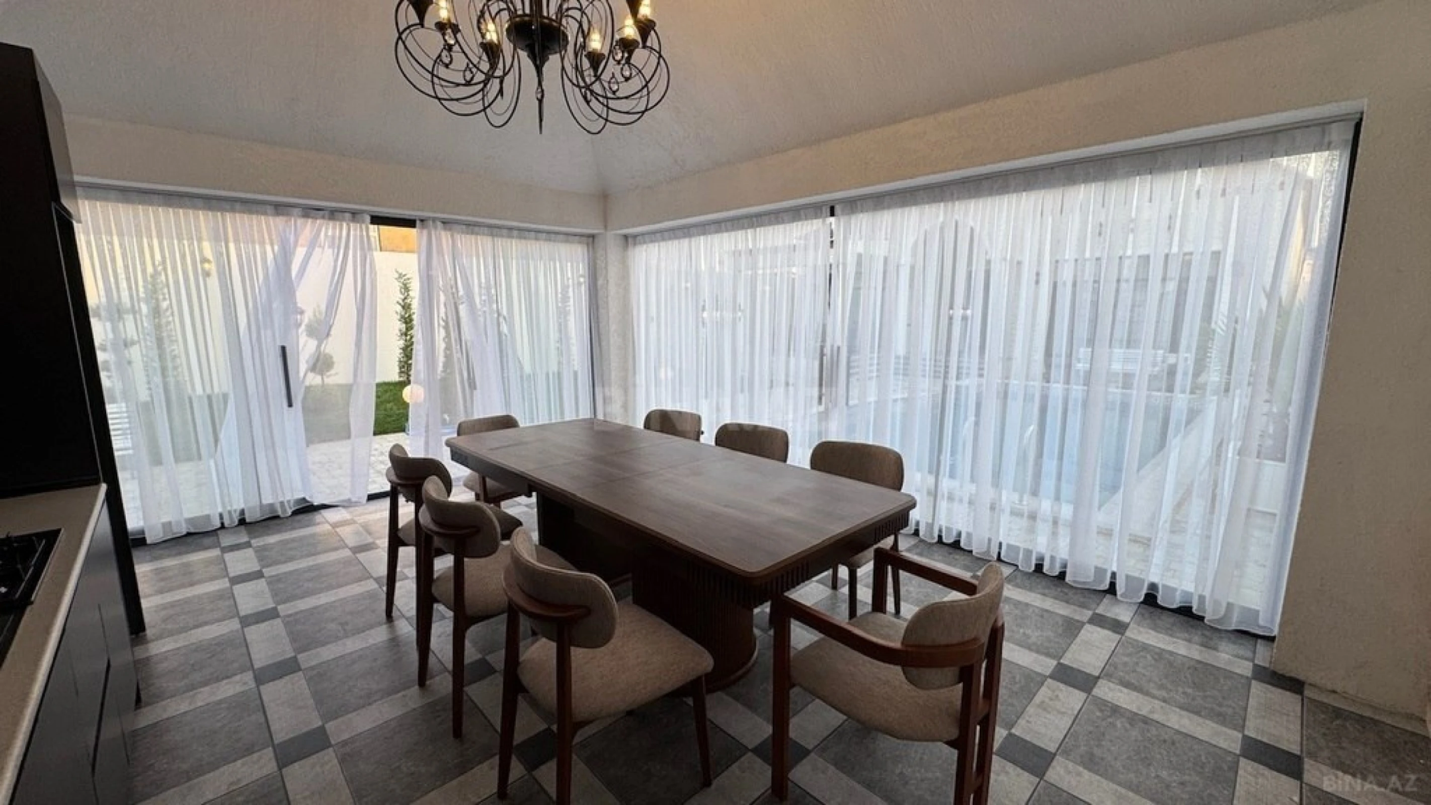 Satılır 5 otaqlı həyət evi 240 m²