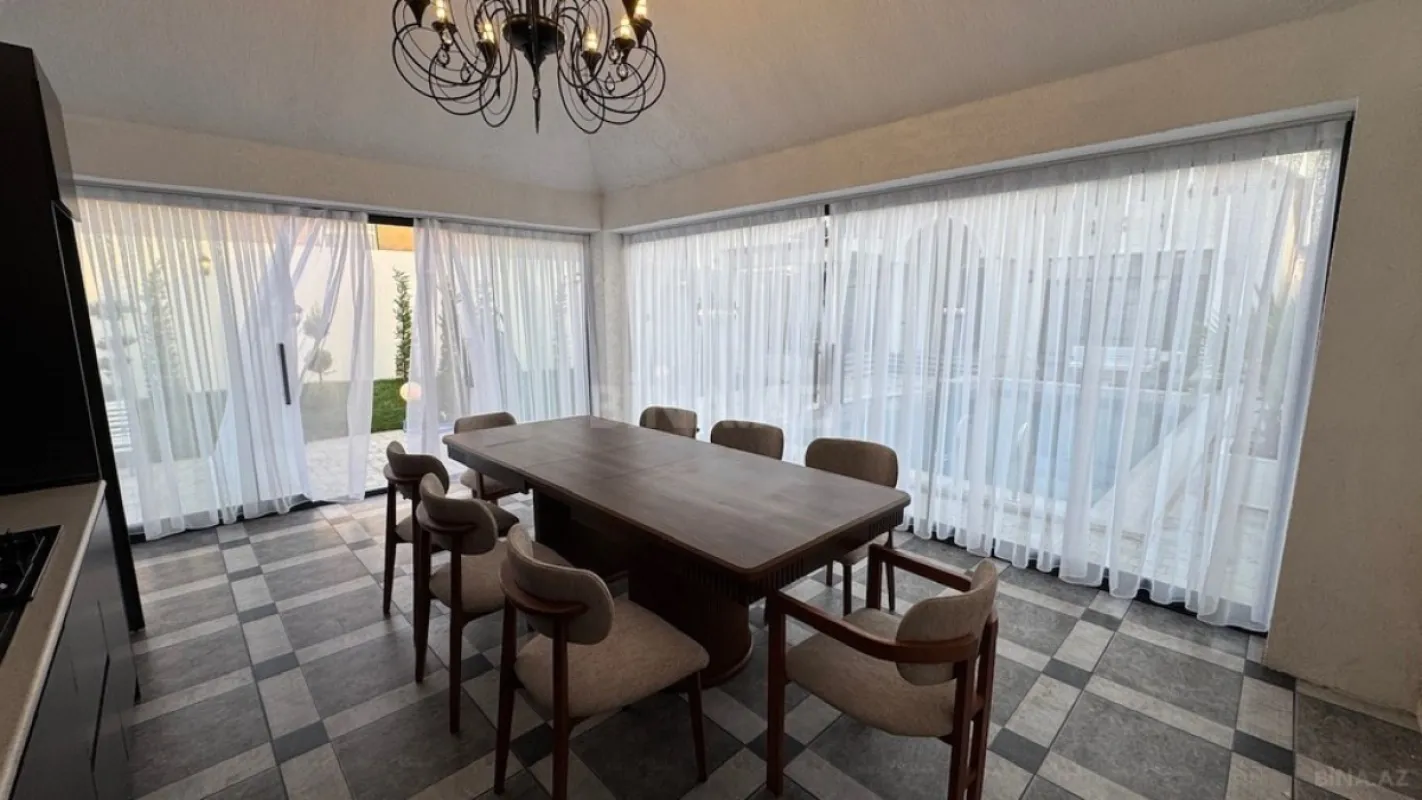 Satılır 5 otaqlı həyət evi 240 m²