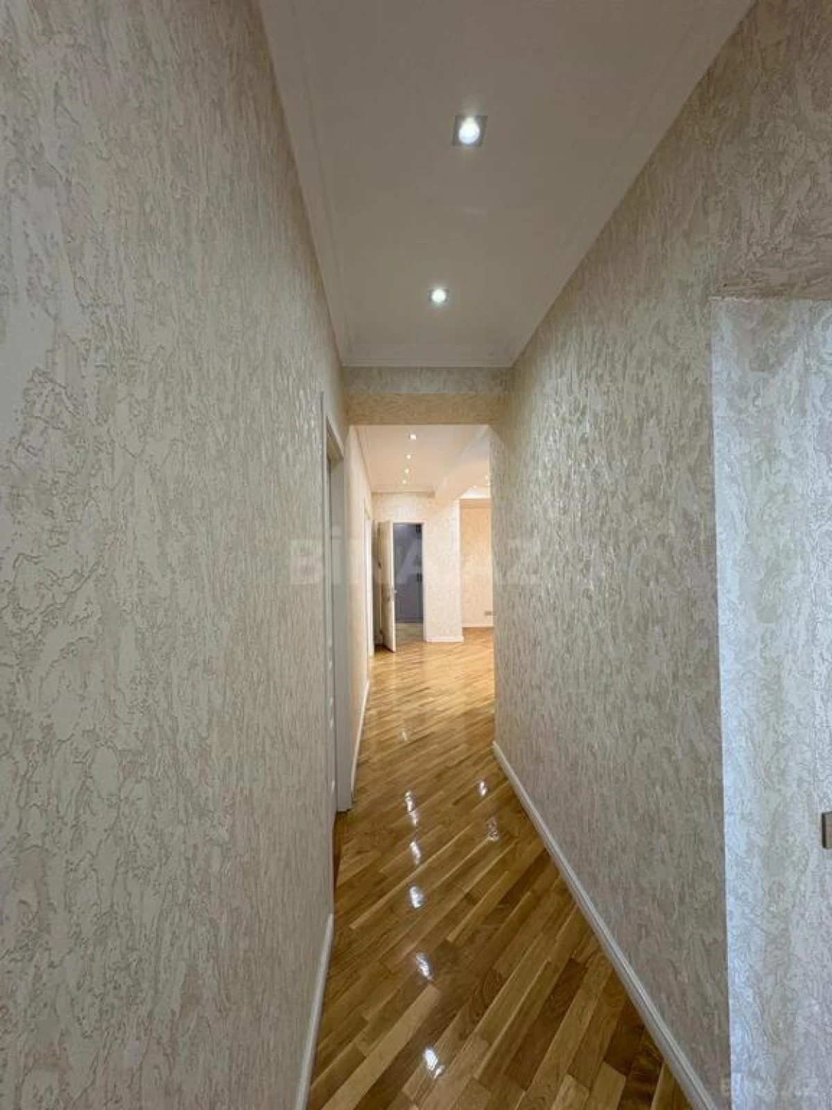 Satılır 4 otaqlı mənzil 170 m²