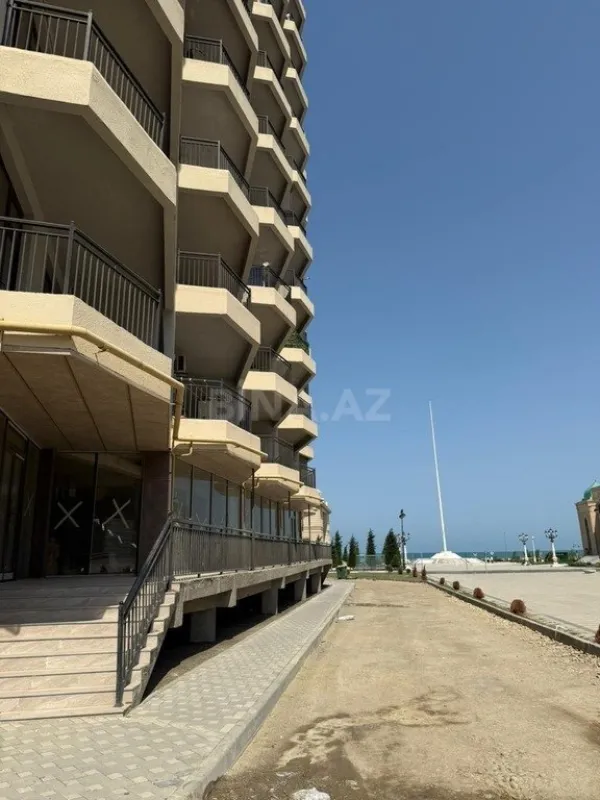 Satılır 3 otaqlı mənzil 131 m²