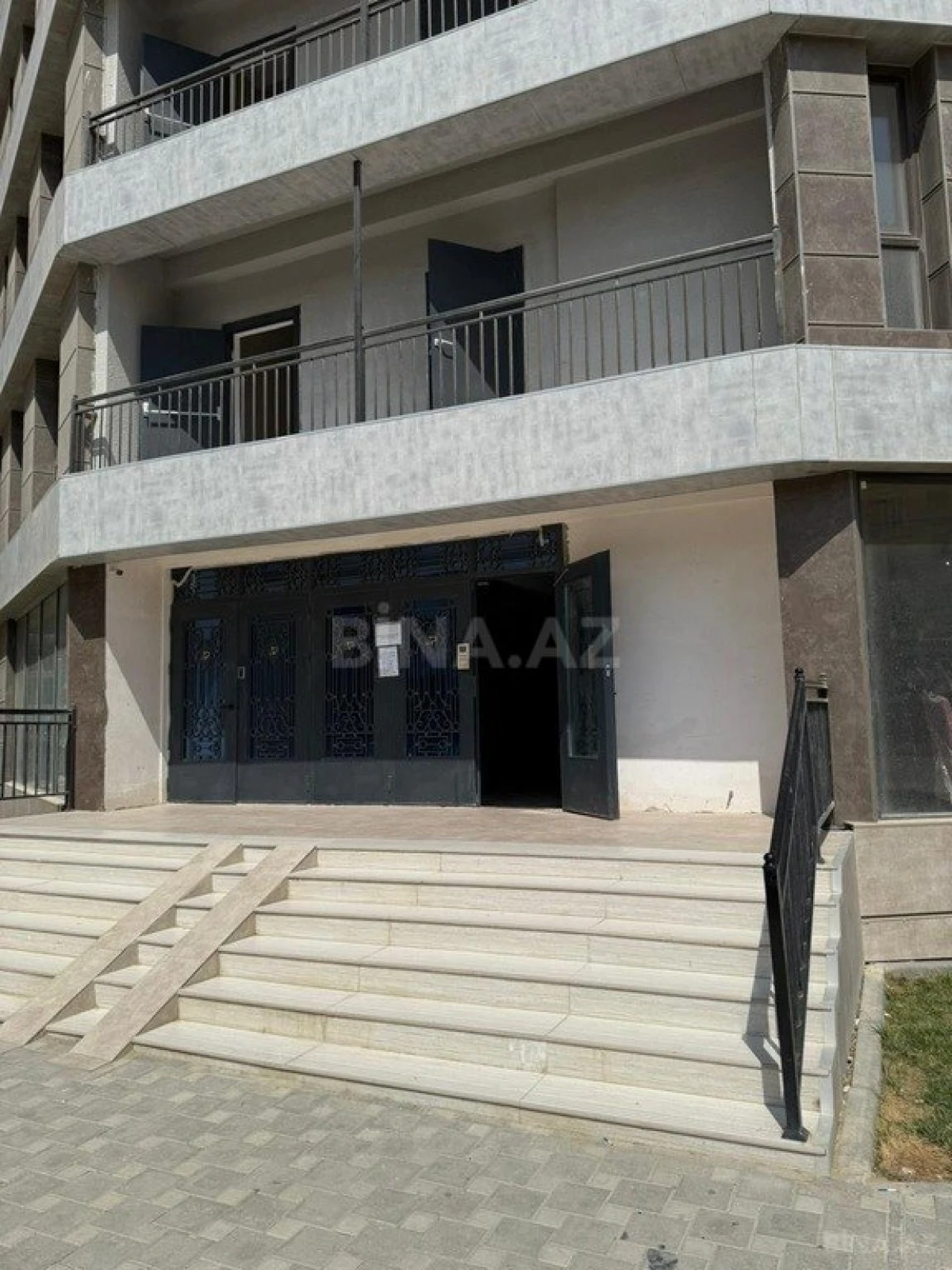 Satılır 3 otaqlı mənzil 131 m²