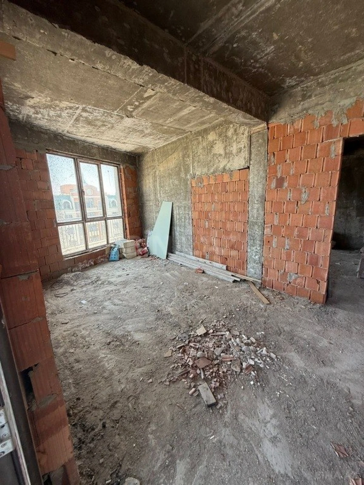 Satılır 3 otaqlı mənzil 131 m²