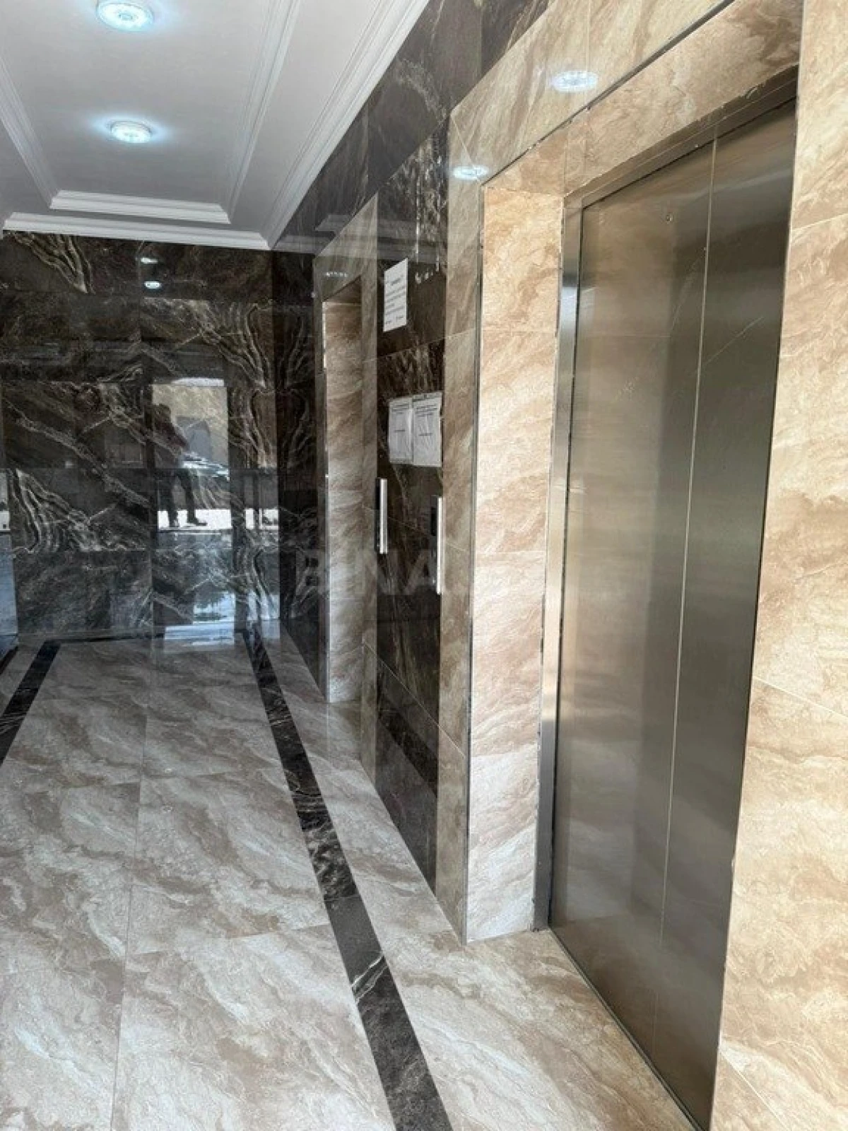 Satılır 3 otaqlı mənzil 131 m²