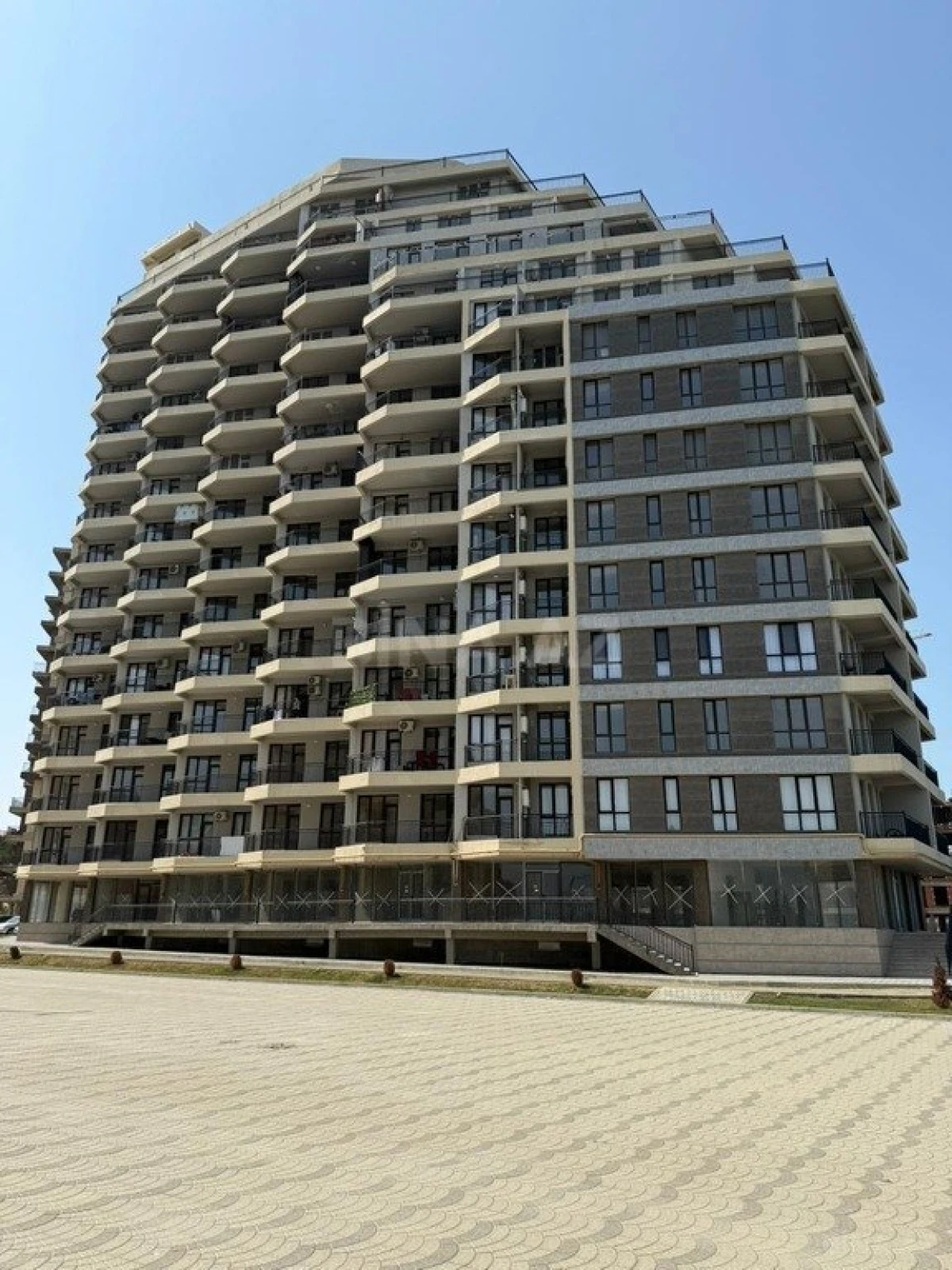 Satılır 3 otaqlı mənzil 131 m²