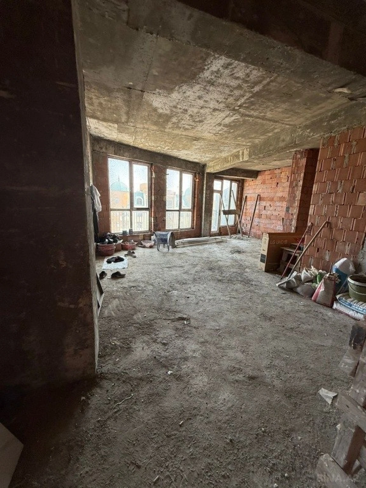 Satılır 3 otaqlı mənzil 131 m²