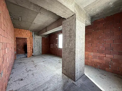 Satılır 2 otaqlı mənzil 106 m²