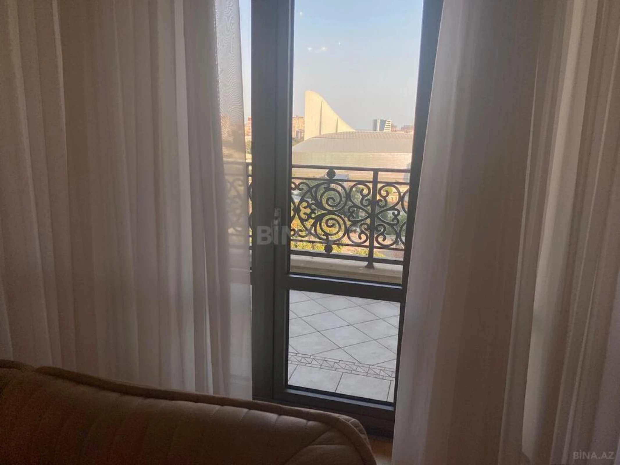 Kirayə verilir 4 otaqlı mənzil 230 m²