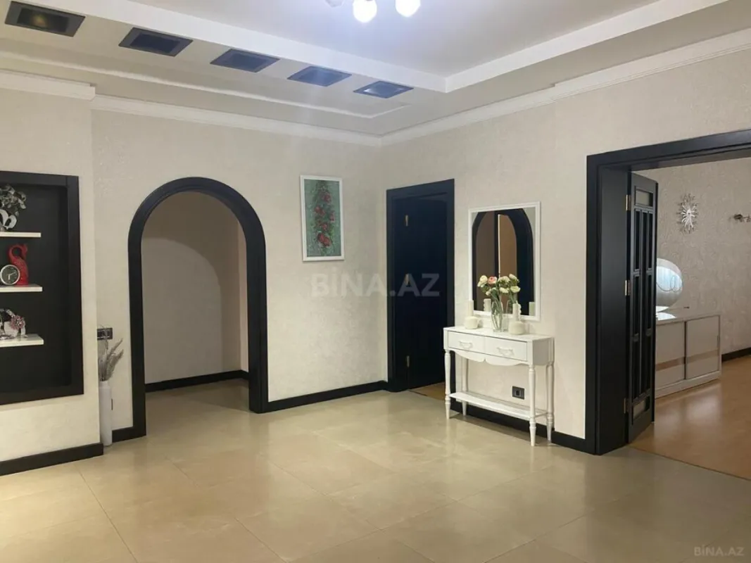 Kirayə verilir 4 otaqlı mənzil 230 m²