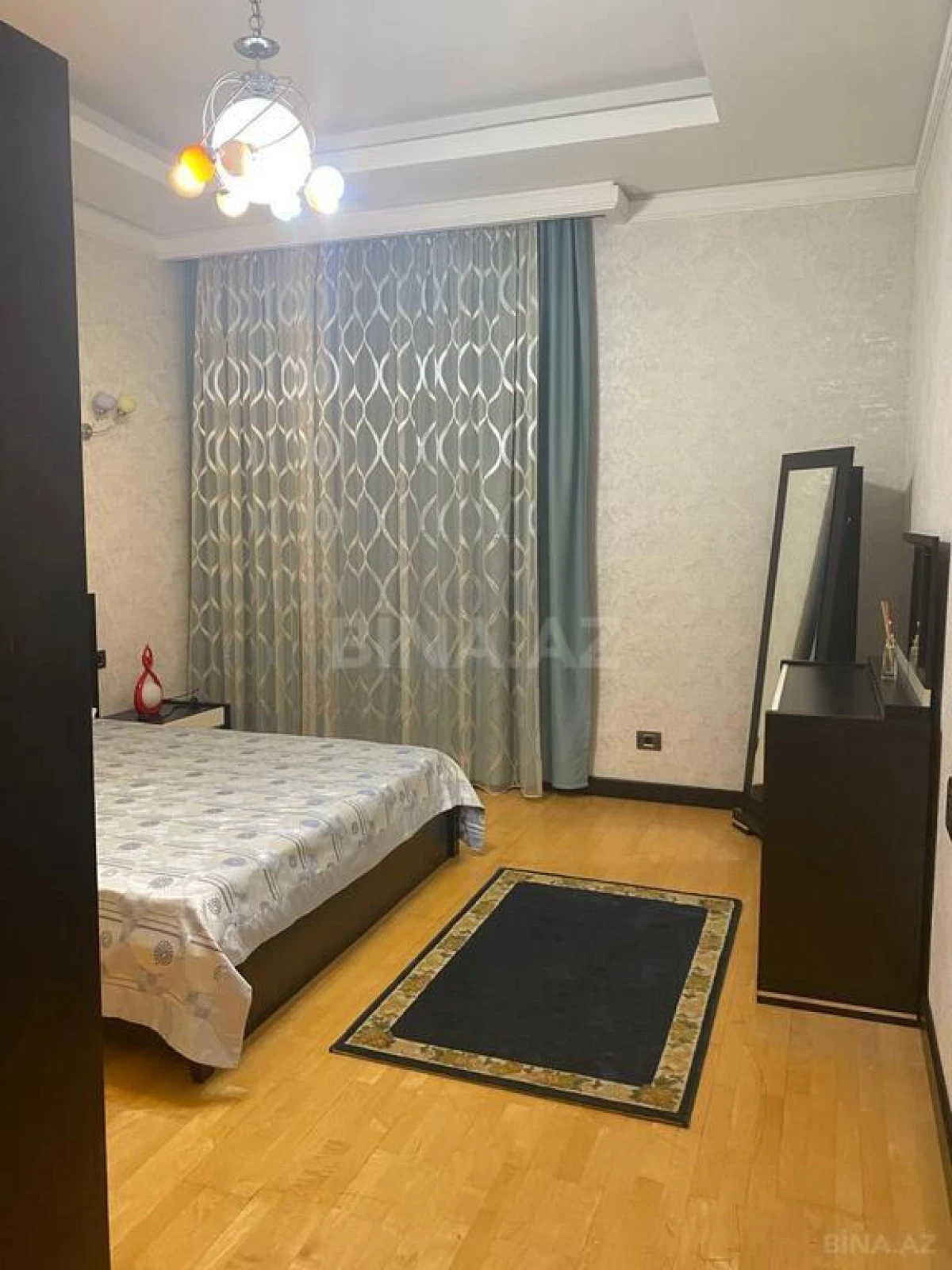 Kirayə verilir 4 otaqlı mənzil 230 m²