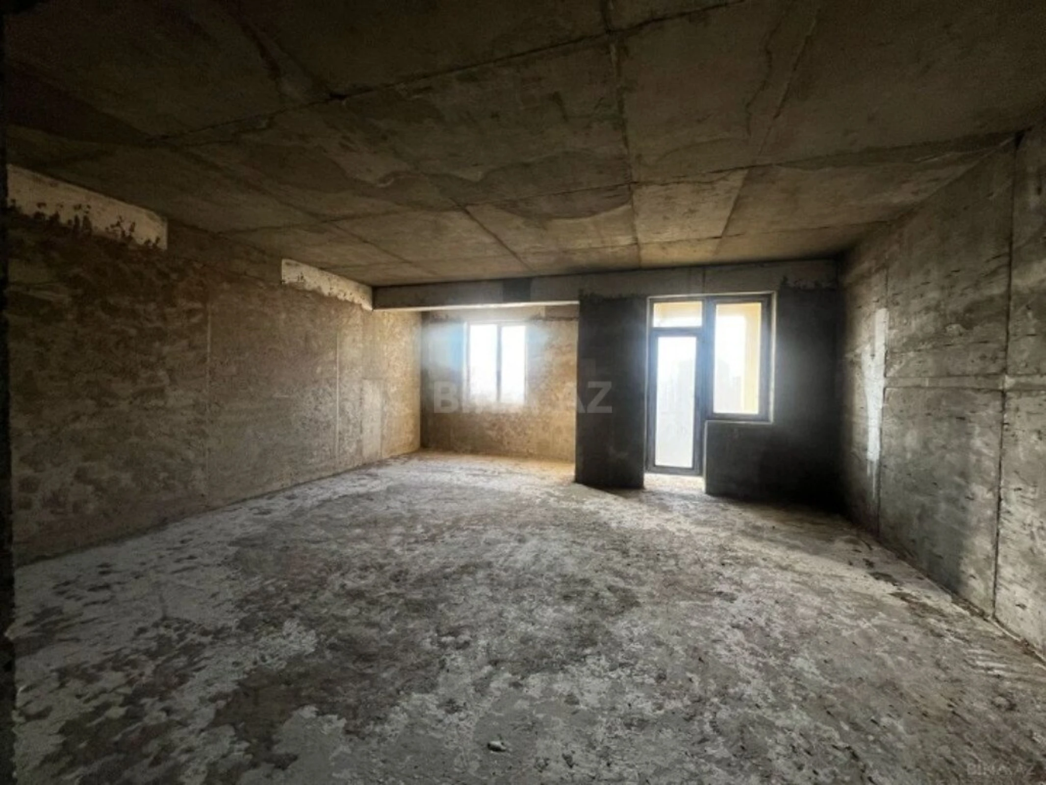 Satılır 5 otaqlı mənzil 325 m²