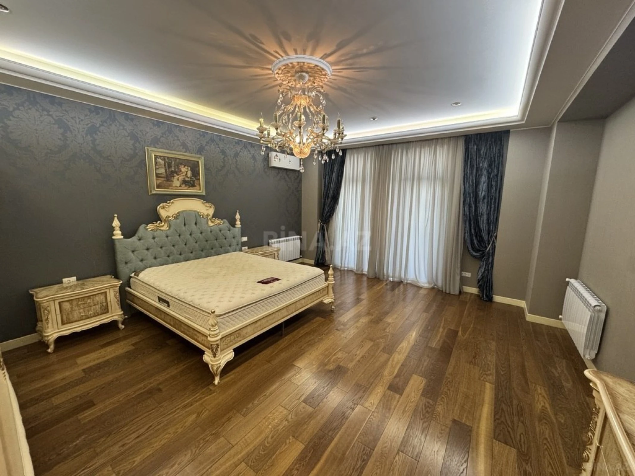 Satılır 6 otaqlı mənzil 470 m²