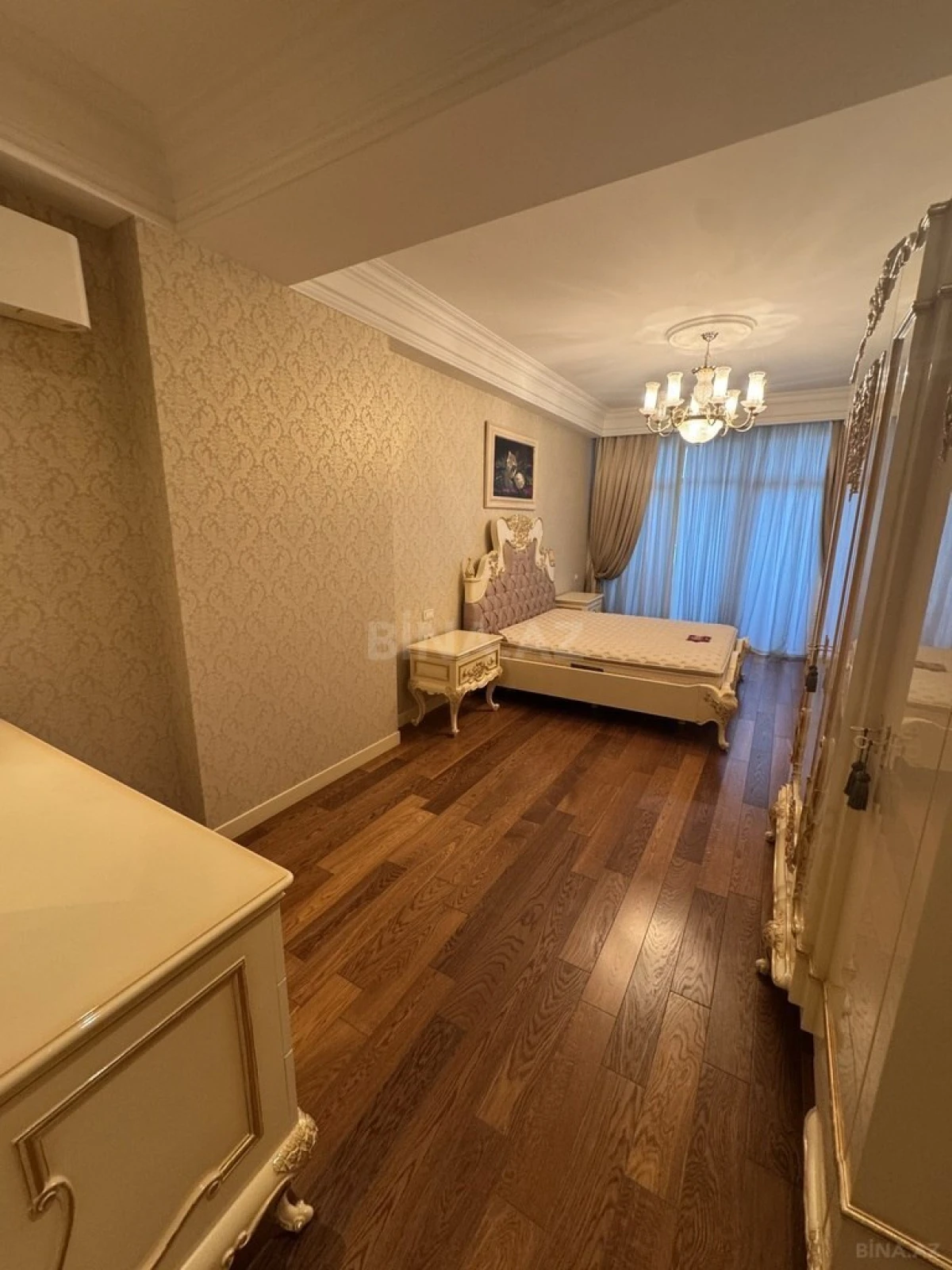 Satılır 6 otaqlı mənzil 470 m²