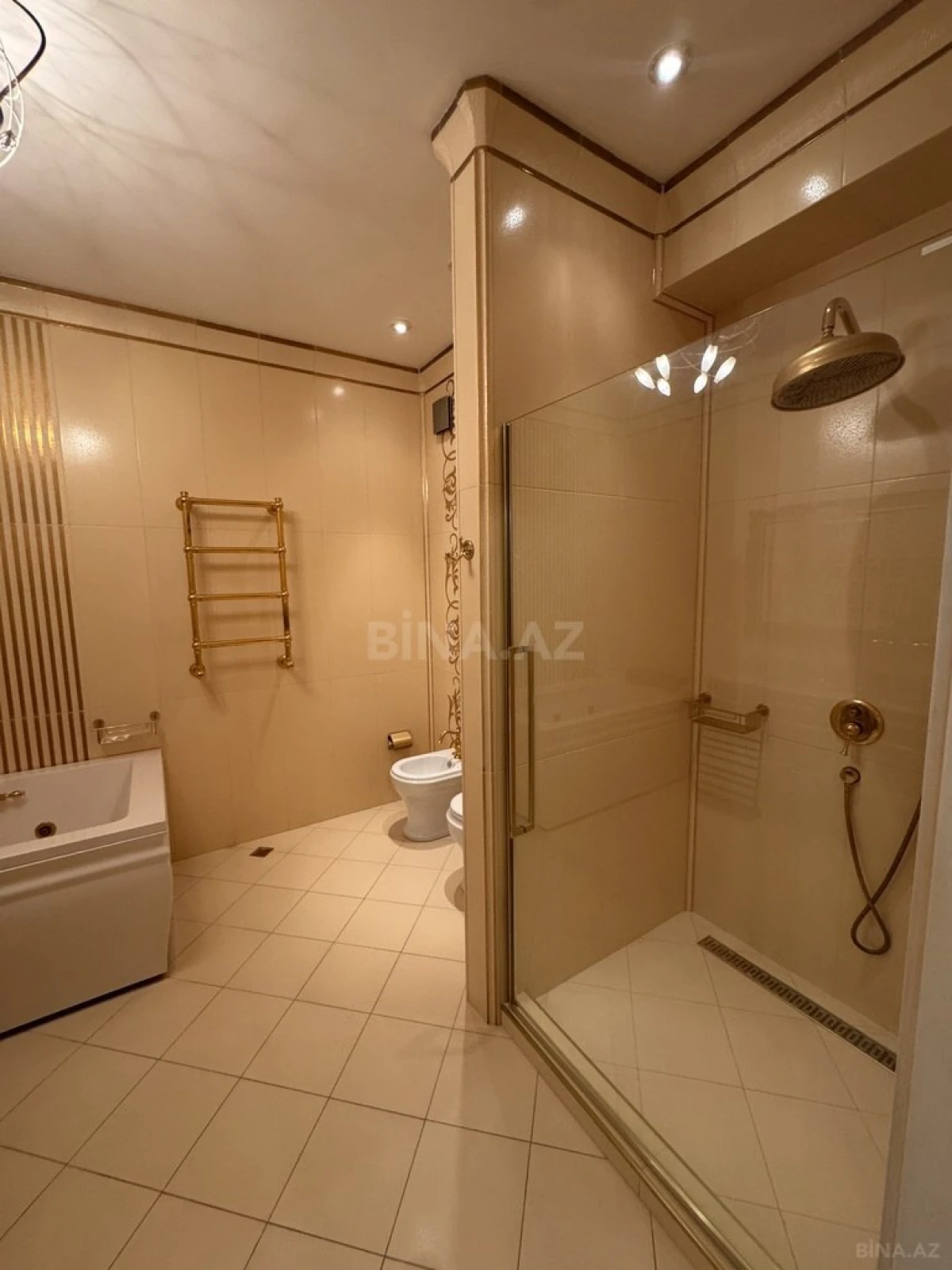 Satılır 6 otaqlı mənzil 470 m²