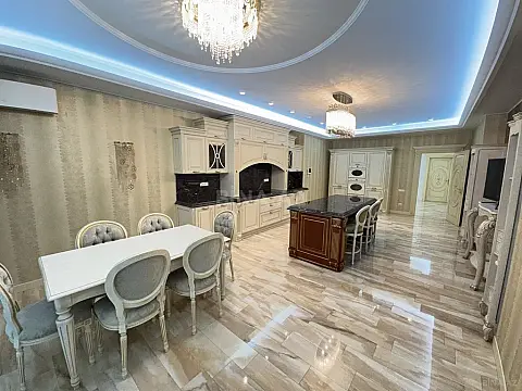 Satılır 6 otaqlı mənzil 470 m²