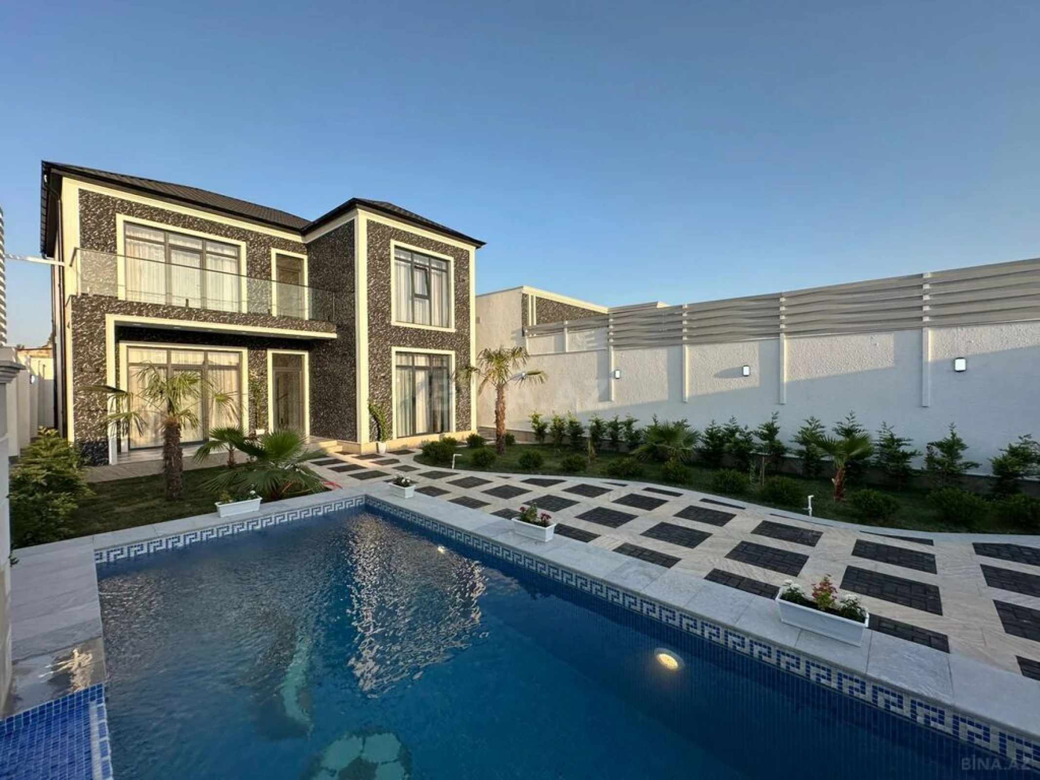 Satılır 5 otaqlı həyət evi 200 m²