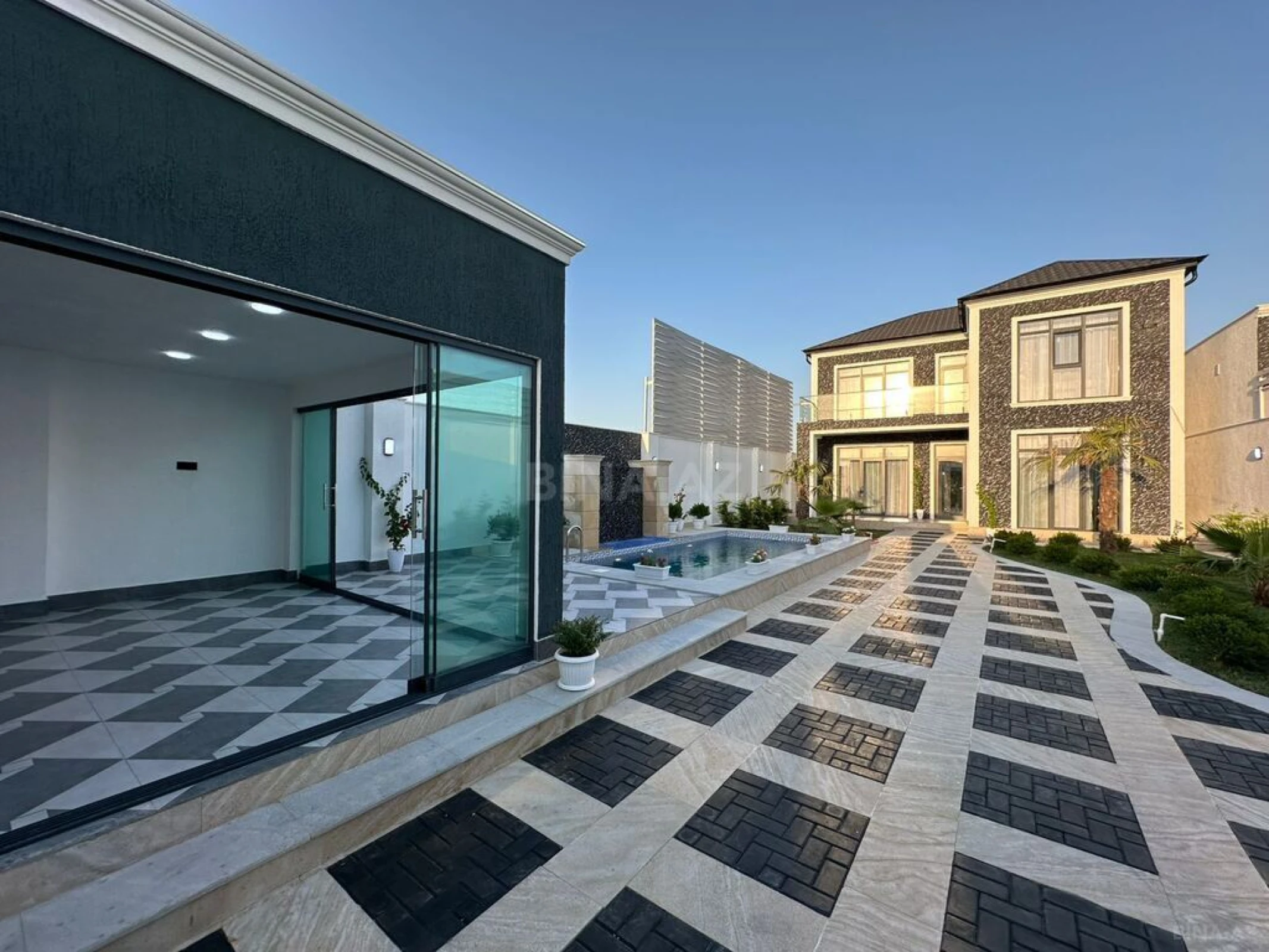 Satılır 5 otaqlı həyət evi 200 m²