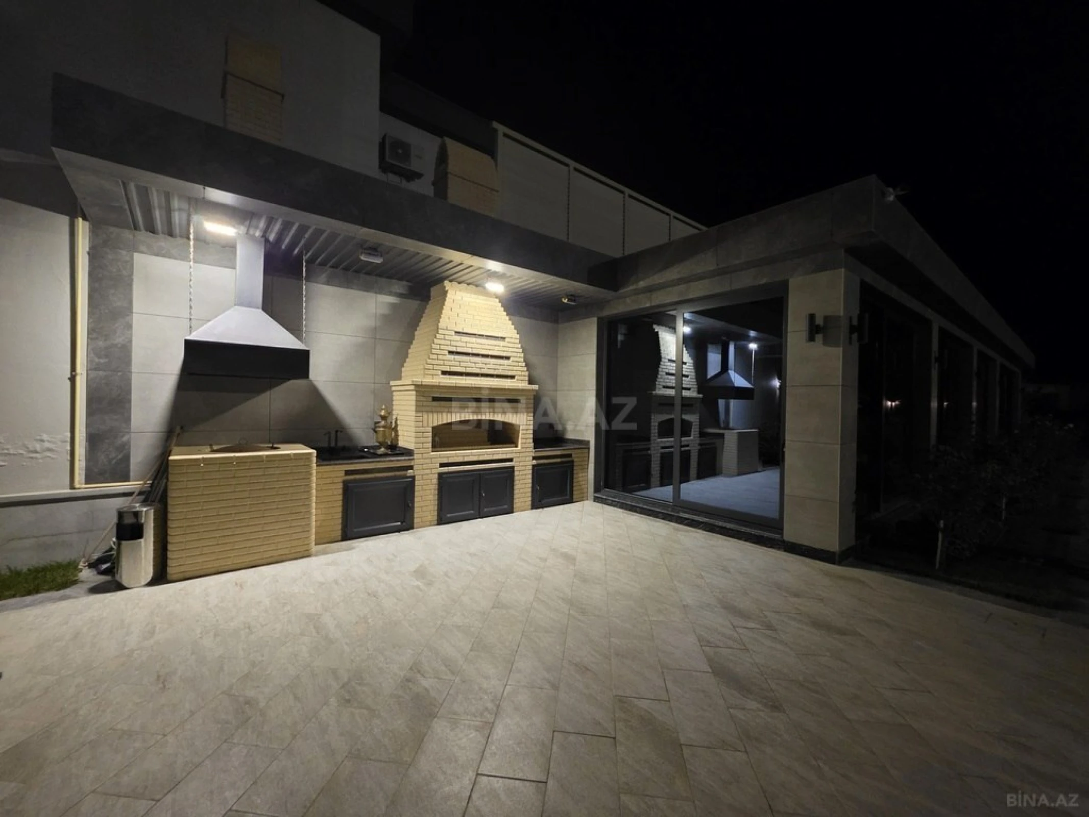 Satılır 9 otaqlı həyət evi 990 m²