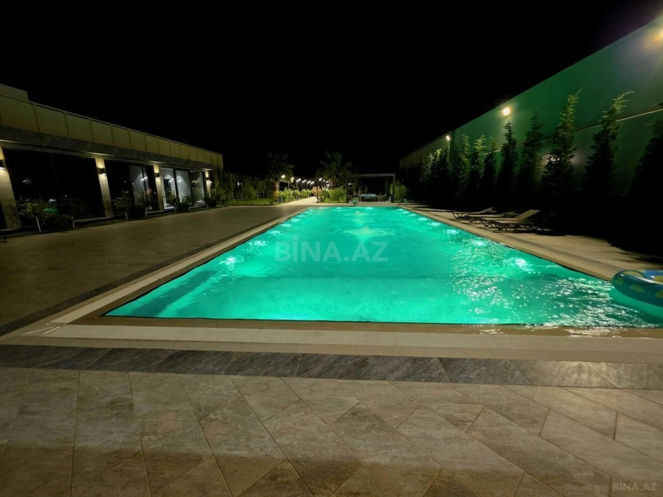 Satılır 9 otaqlı həyət evi 990 m²