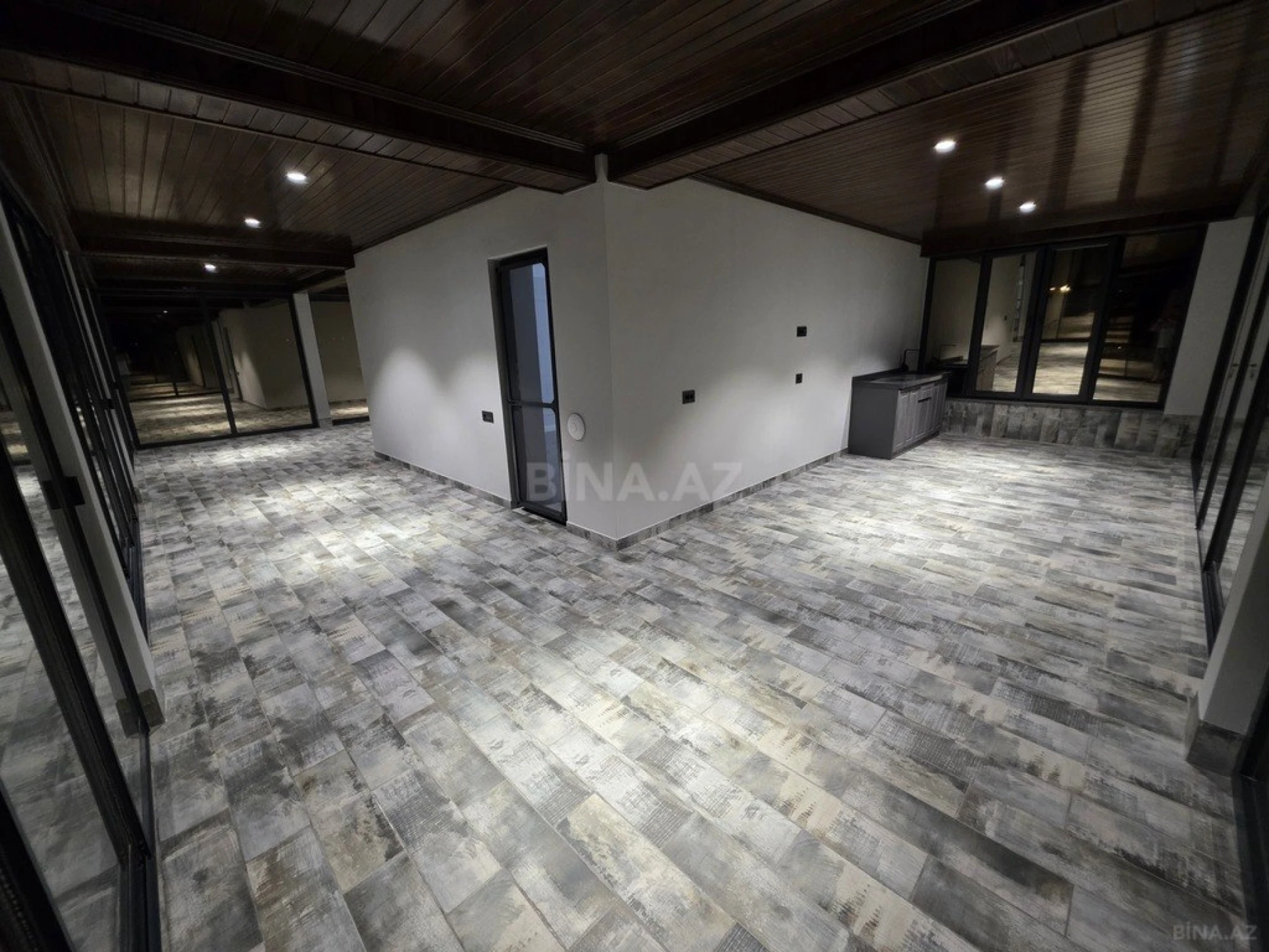 Satılır 9 otaqlı həyət evi 990 m²