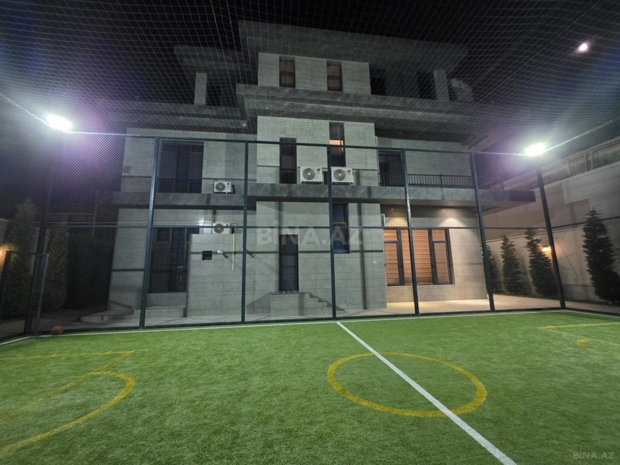 Satılır 9 otaqlı həyət evi 990 m²