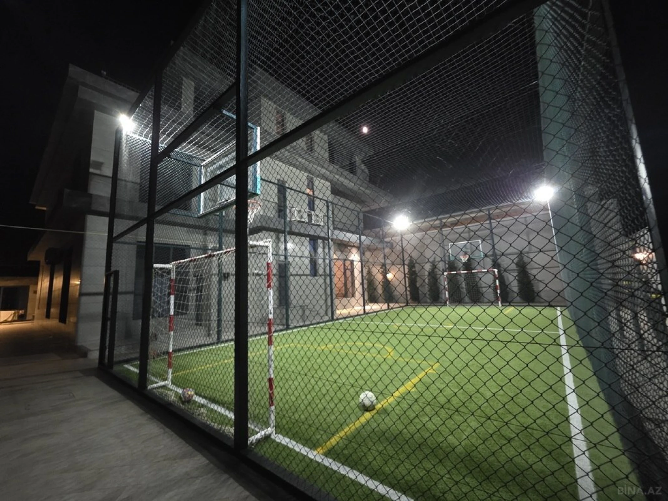 Satılır 9 otaqlı həyət evi 990 m²