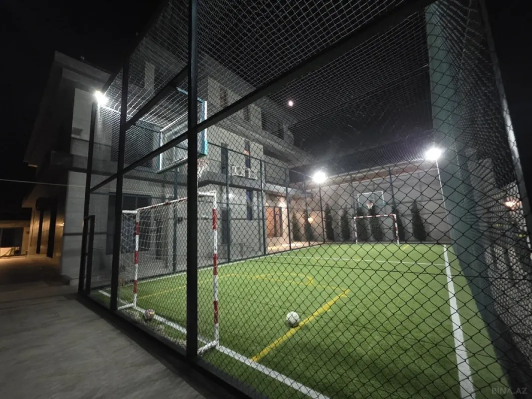 Satılır 9 otaqlı həyət evi 990 m²