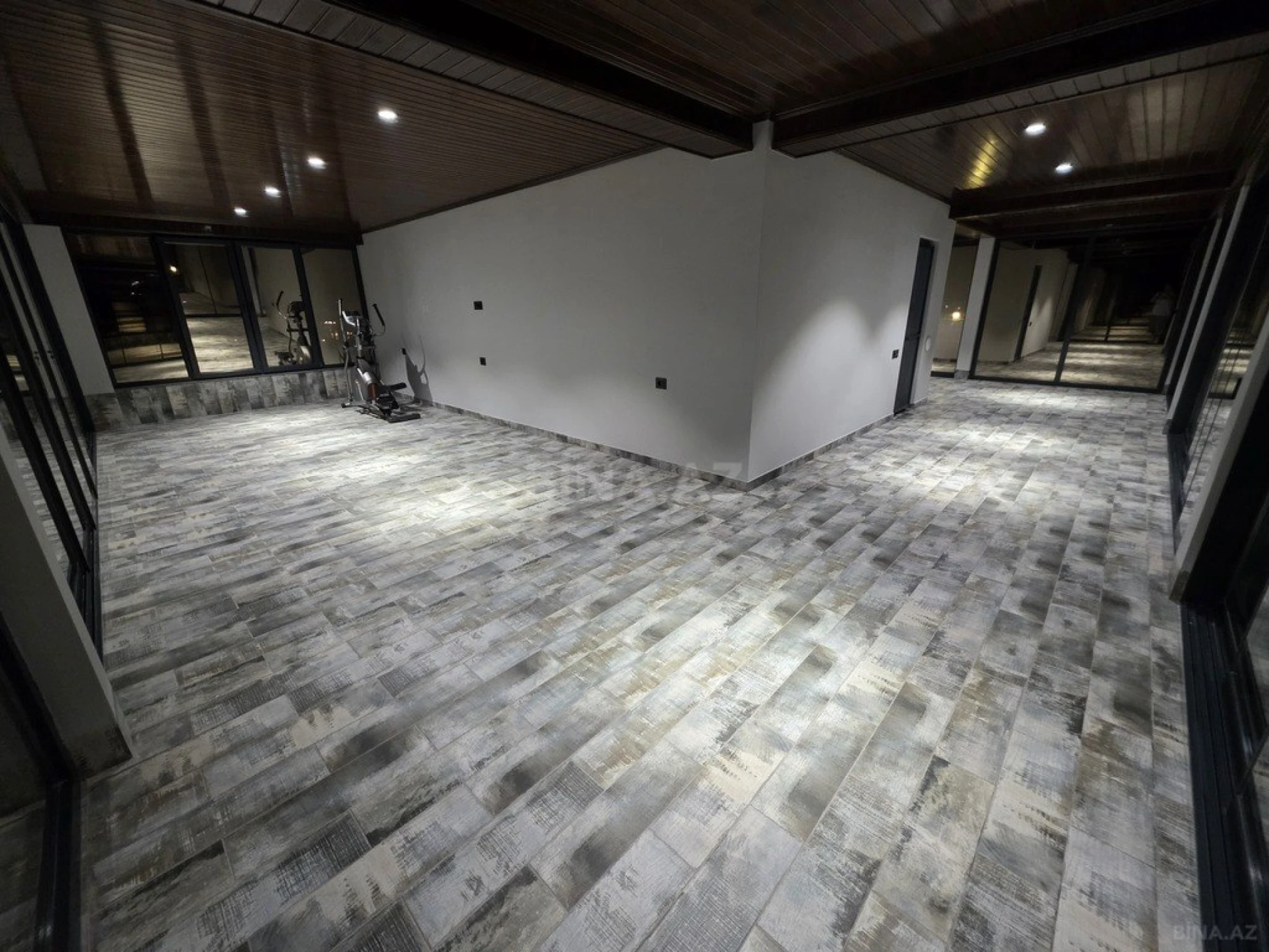 Satılır 9 otaqlı həyət evi 990 m²