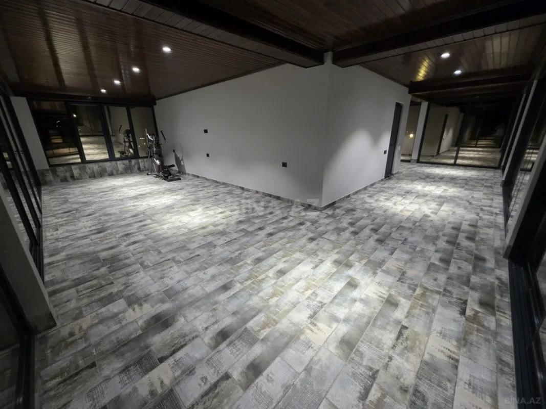 Satılır 9 otaqlı həyət evi 990 m²