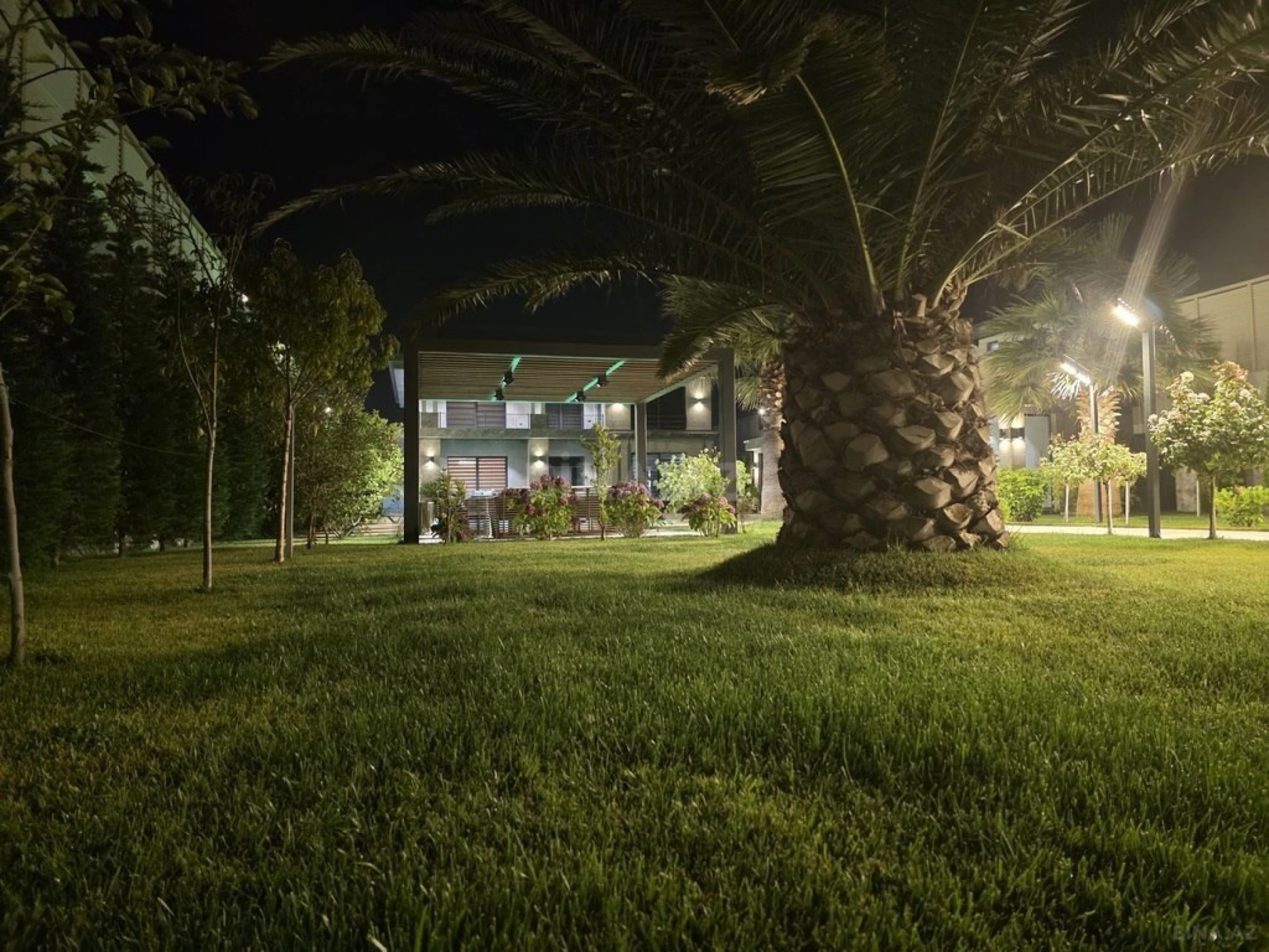 Satılır 9 otaqlı həyət evi 990 m²