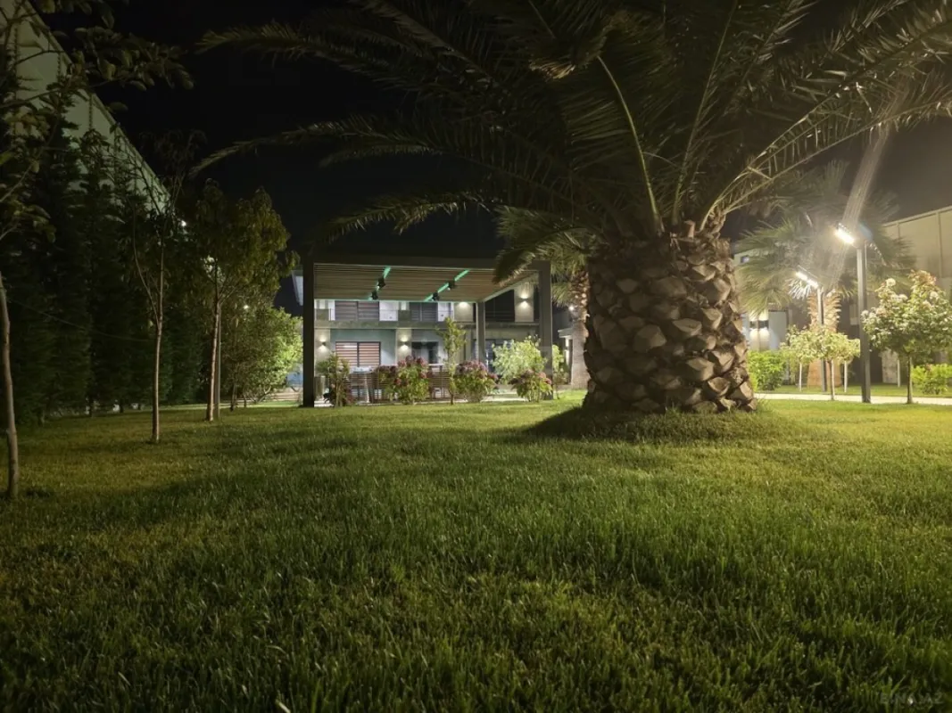 Satılır 9 otaqlı həyət evi 990 m²