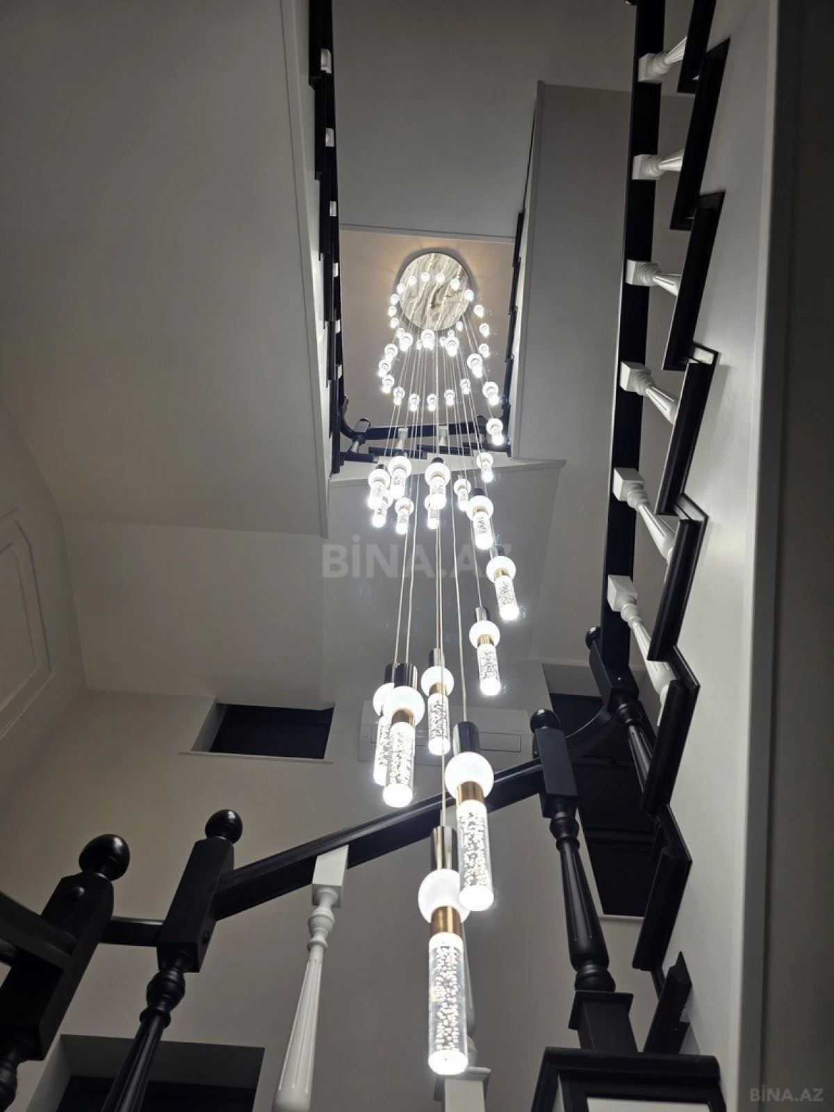 Satılır 9 otaqlı həyət evi 990 m²