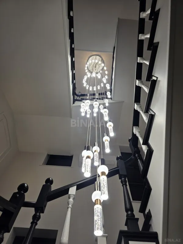 Satılır 9 otaqlı həyət evi 990 m²