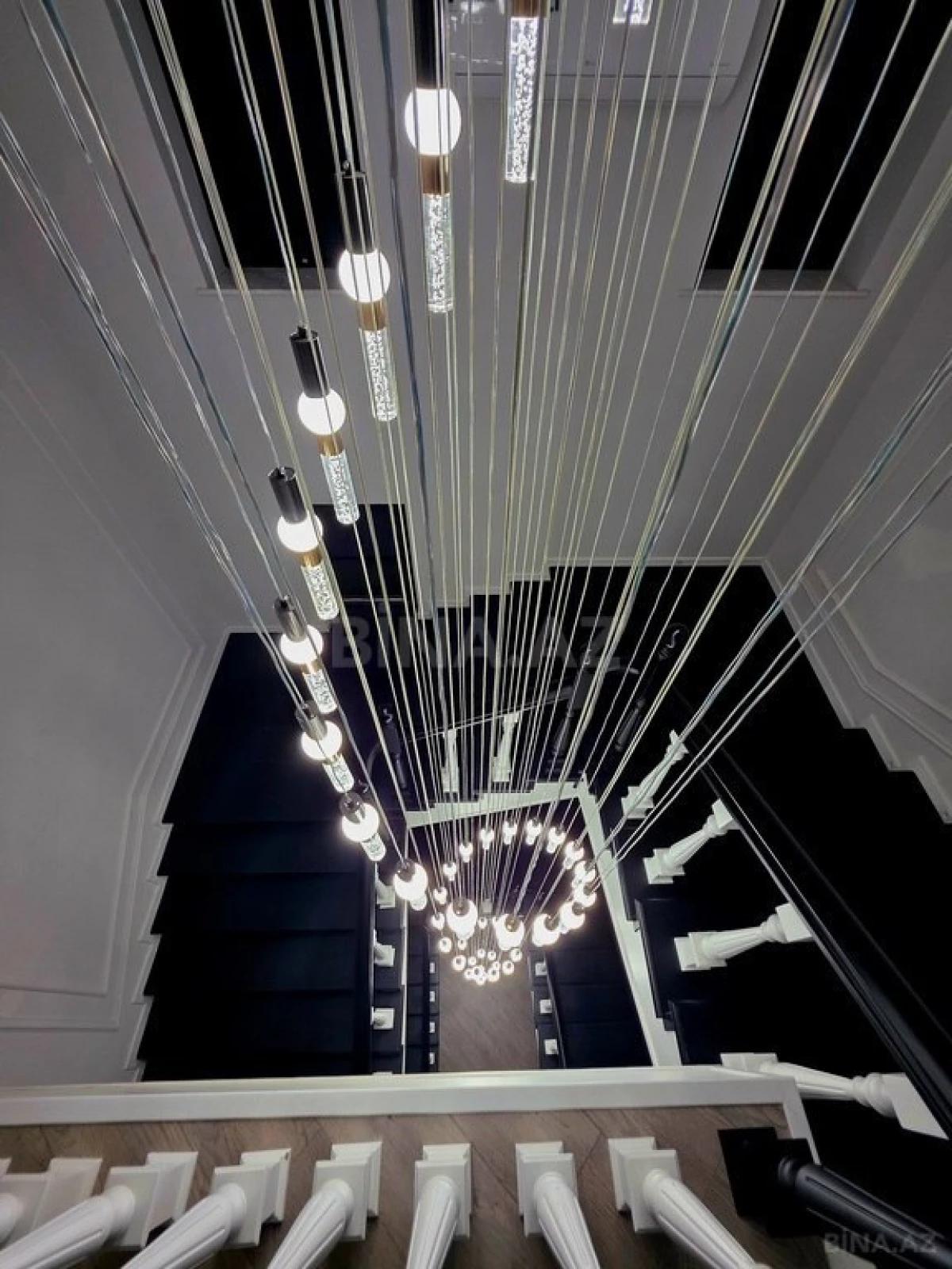 Satılır 9 otaqlı həyət evi 990 m²