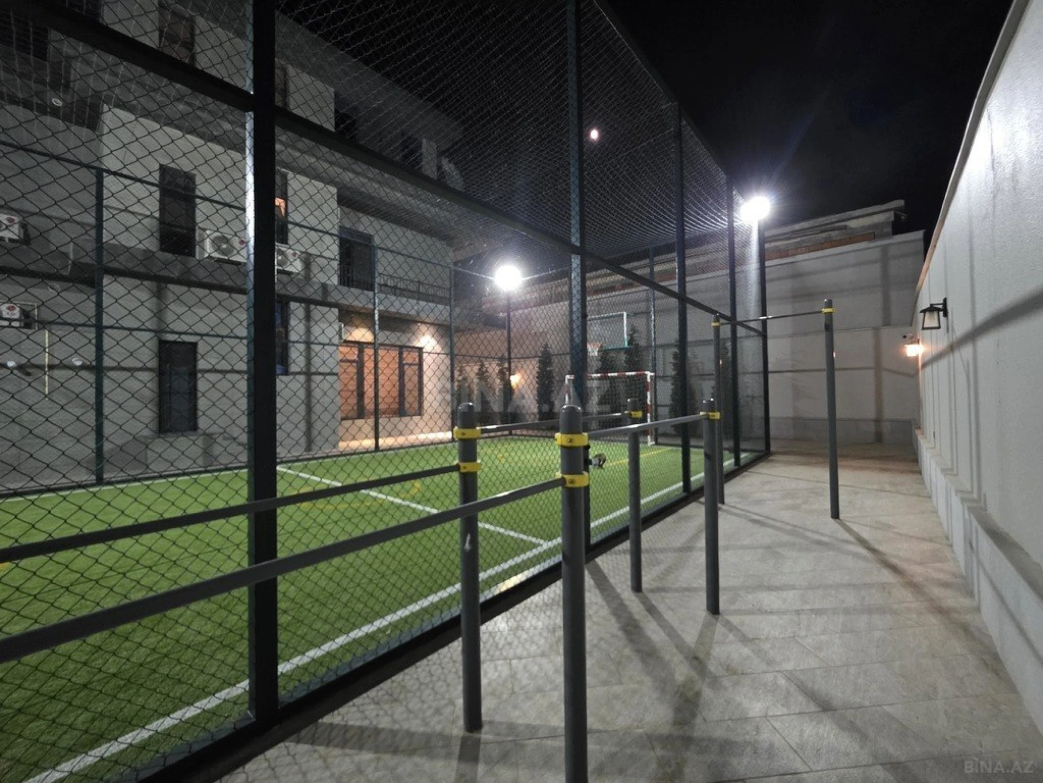 Satılır 9 otaqlı həyət evi 990 m²