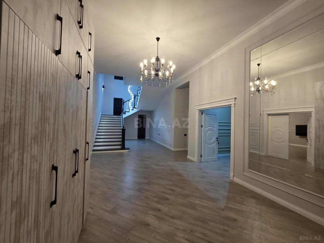 Satılır 9 otaqlı həyət evi 990 m²