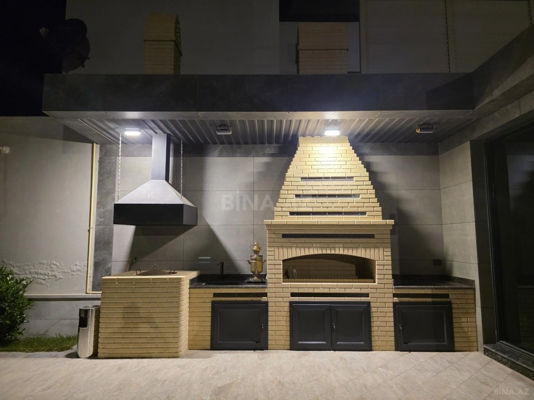 Satılır 9 otaqlı həyət evi 990 m²