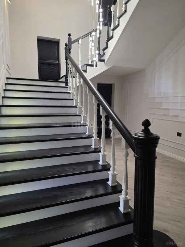 Satılır 9 otaqlı həyət evi 990 m²