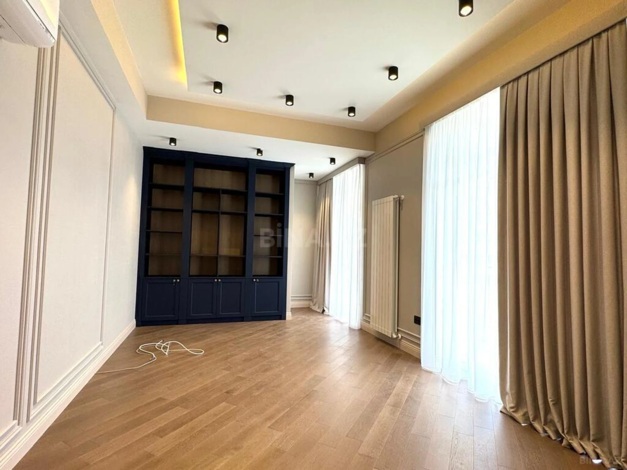 Kirayə verilir 5 otaqlı mənzil 275 m²