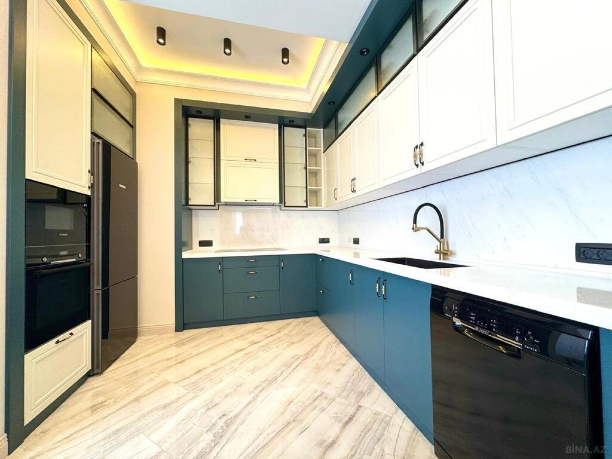 Kirayə verilir 5 otaqlı mənzil 275 m²