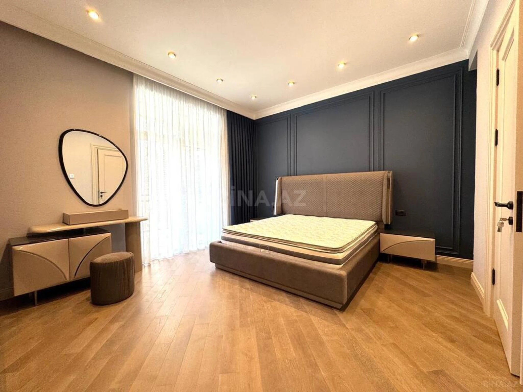 Kirayə verilir 5 otaqlı mənzil 275 m²