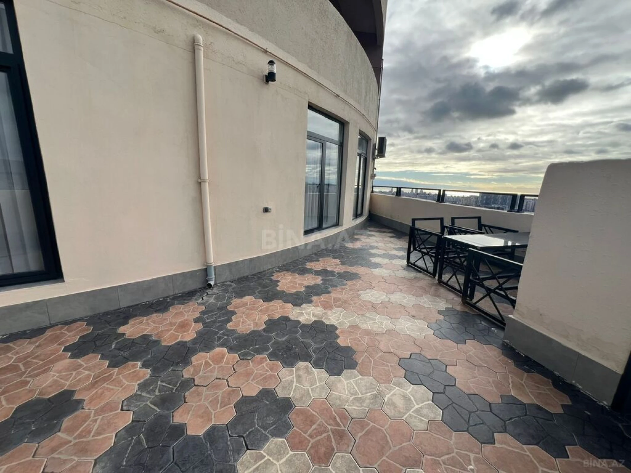 Satılır 3 otaqlı mənzil 146 m²