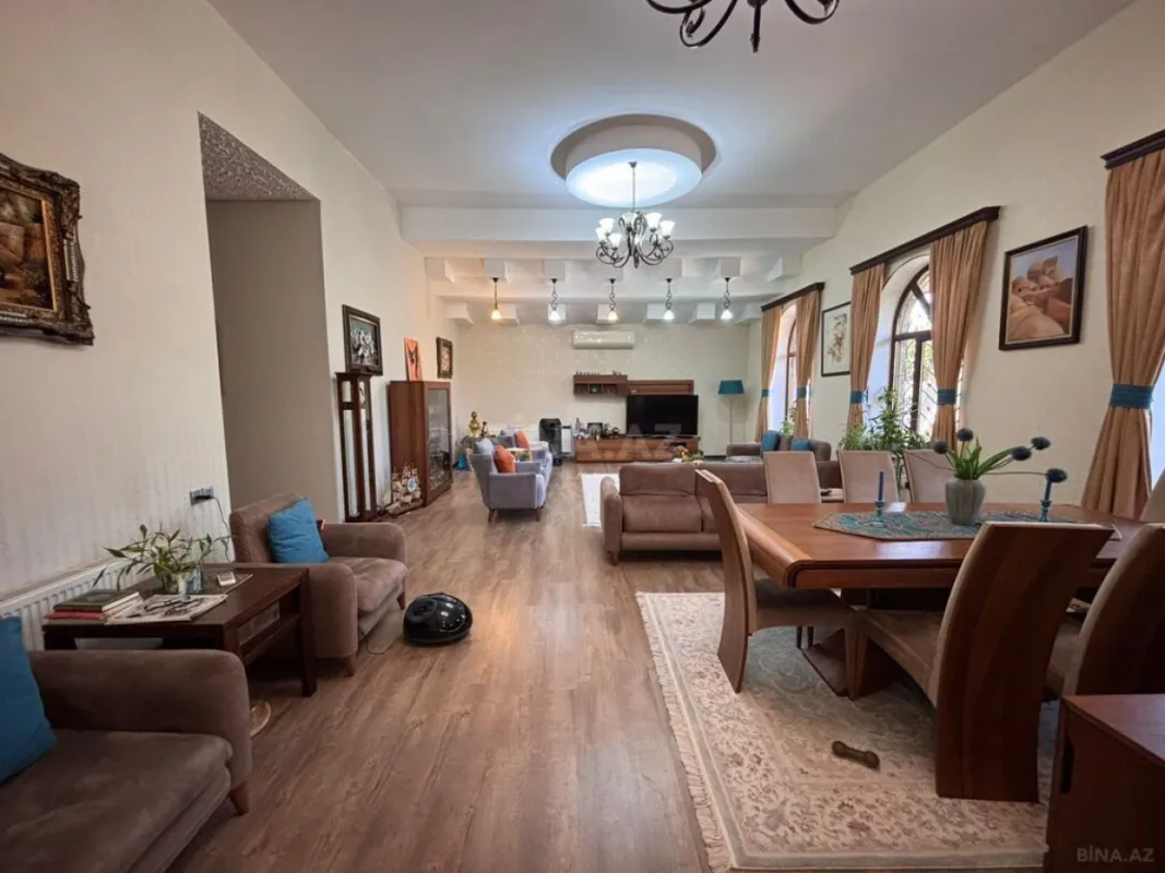 Satılır 5 otaqlı həyət evi 200 m²