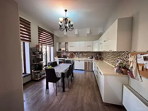 Satılır 5 otaqlı həyət evi 200 m²