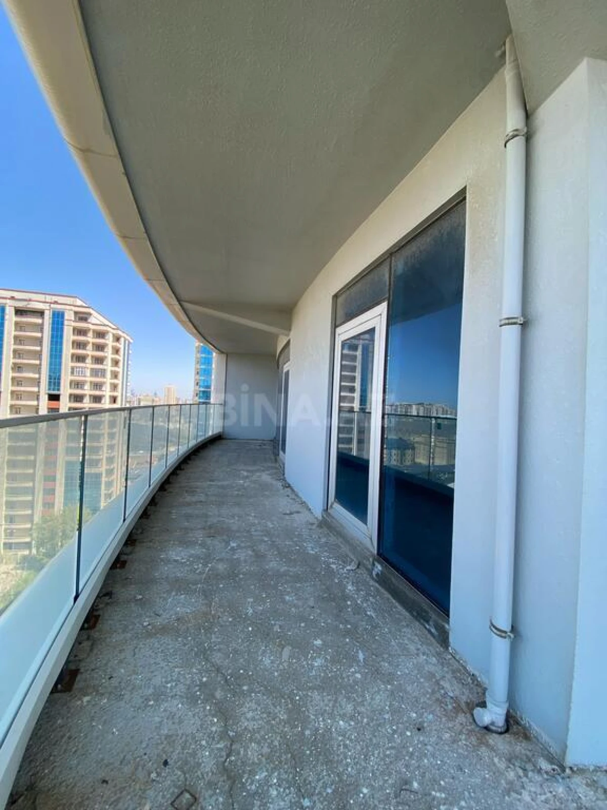 Satılır 4 otaqlı mənzil 239 m²